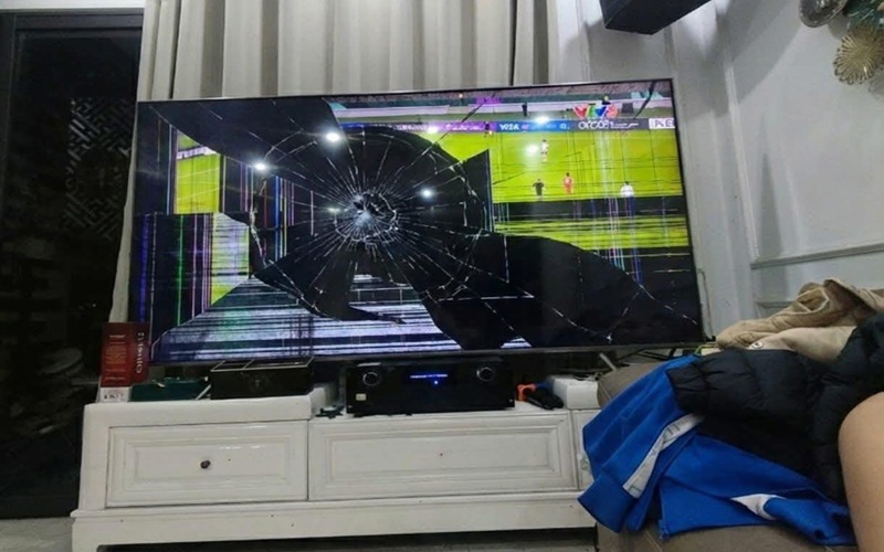 88体育追踪报道:越南球迷目睹0-3负国足怒砸电视,引发热议